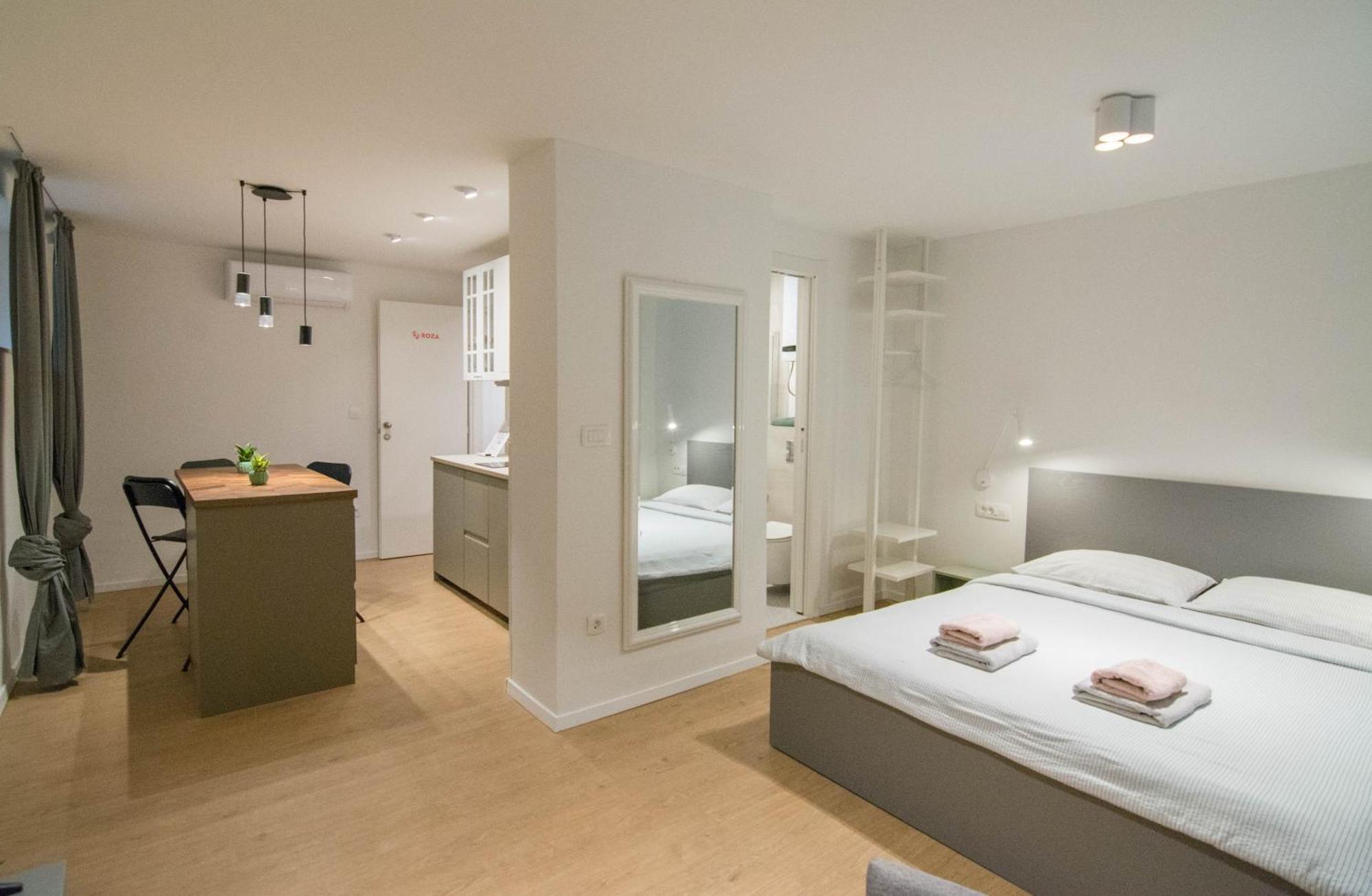 Romiru Rooms And Studio Apartment Spalato Esterno foto